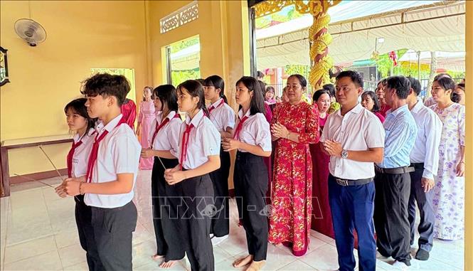 Đông đảo học sinh và đồng bào các dân tộc vùng cực Nam Tây Nguyên dâng hương tri ân Quốc Tổ Hùng Vương tại Đền thờ Quốc Tổ Hùng Vương, thôn 2, xã Cát Tiên. Ảnh: Kha Phạm - TTXVN