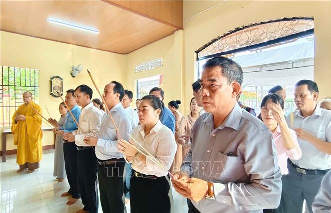 Lãnh đạo các xã Cát Tiên, Cát Tiên 2, Cát Tiên 3 cùng đông đảo đồng bào các dân tộc vùng cực Nam Tây Nguyên dâng hương tri ân Quốc Tổ Hùng Vương tại Đền thờ Quốc Tổ Hùng Vương, thôn 2, xã Cát Tiên. Ảnh: Kha Phạm - TTXVN