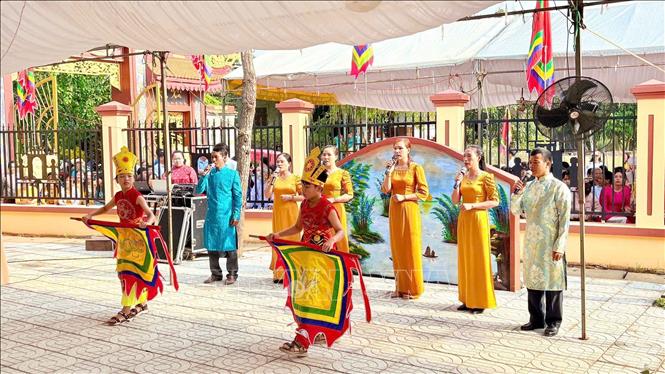 Nhiều hoạt động văn hóa ôn lại truyền thống dựng nước của các vua Hùng, truyền thống giữ nước của dân tộc Việt Nam được tái hiện tại lễ giỗ. Ảnh: Kha Phạm - TTXVN