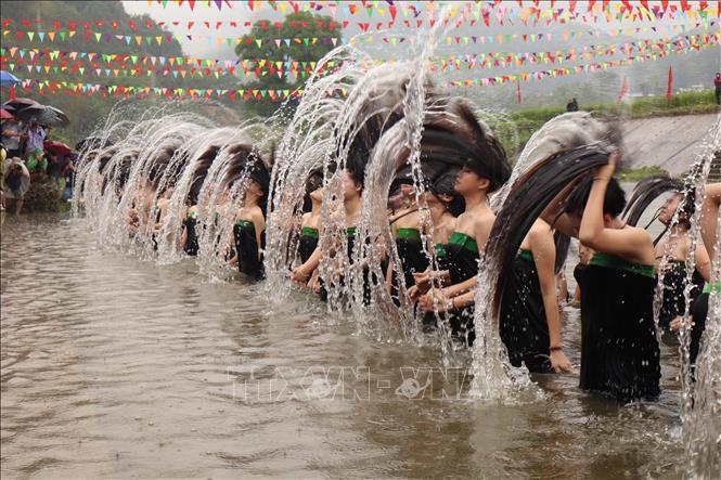 Trình diễn “Áp hô Pang” (nghi thức gội đầu) của người Thái ở xã Khổng Lào, tỉnh Lai Châu. Ảnh: Việt Dũng - TTXVN 