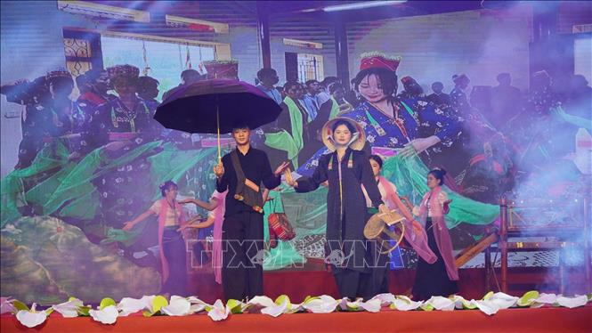 Trình diễn trang phục và giao lưu văn nghệ tại lễ hội Then Kin Pang. Ảnh: Việt Dũng - TTXVN 