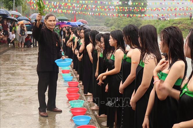 Nghi thức gội đầu của người Thái ở xã Khổng Lào, tỉnh Lai Châu. Ảnh: Việt Dũng - TTXVN 