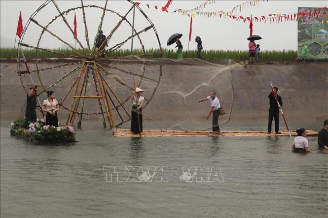 Chèo bè tre tại lễ hội Then Kin Pang. Ảnh: Việt Dũng - TTXVN 