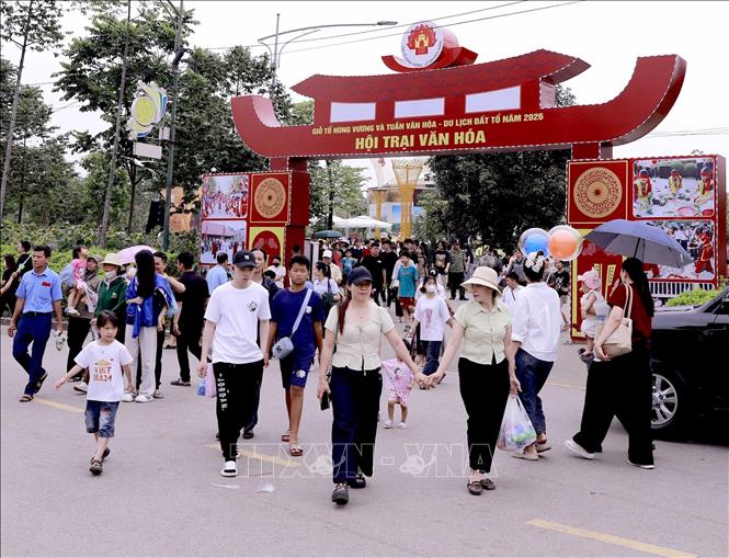 Người tham quan thích thú khám phá các hoạt động văn hóa truyền thống tại Hội trại Đền Hùng. Ảnh: Hoàng Hùng – TTXVN