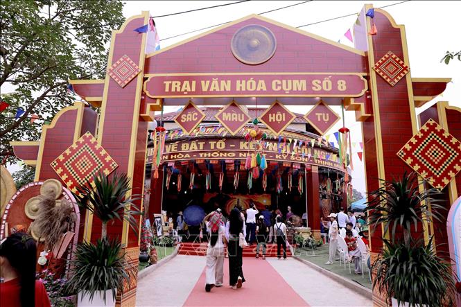 Không gian trại được trang trí với họa tiết truyền thống, tái hiện đời sống cư dân vùng Đất Tổ tại Khu Di tích lịch sử Đền Hùng. Ảnh: Hoàng Hùng – TTXVN