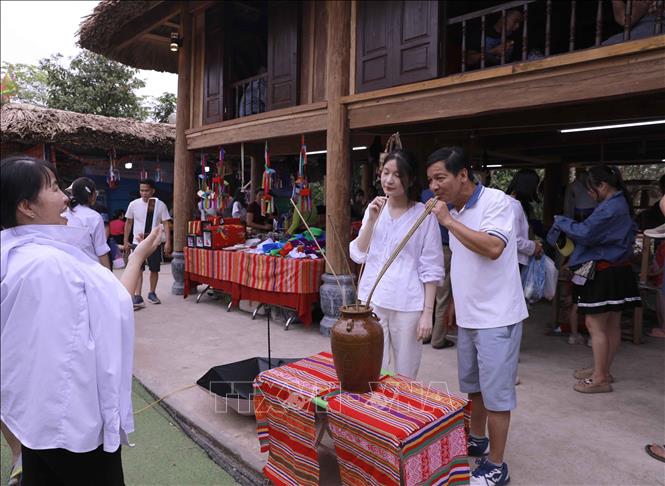 Người dân trải nghiệm đặc sản rượu cần tại Hội trại văn hóa ở Khu Di tích lịch sử Đền Hùng trong dịp Giỗ Tổ Hùng Vương năm 2026. Ảnh: Hoàng Hùng – TTXVN 