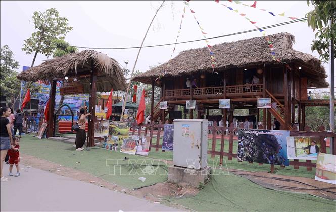 Không gian trại được trang trí với họa tiết truyền thống, tái hiện đời sống cư dân vùng Đất Tổ tại Khu Di tích lịch sử Đền Hùng. Ảnh: Hoàng Hùng – TTXVN