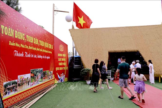 Người tham quan thích thú khám phá các hoạt động văn hóa truyền thống tại Hội trại Đền Hùng. Ảnh: Hoàng Hùng – TTXVN