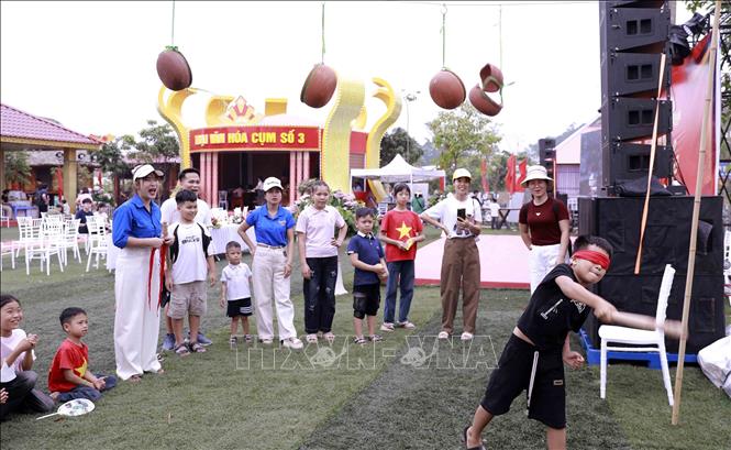 Các em bé tham gia trò chơi đập niêu trong không gian Hội trại văn hóa tại Khu Di tích lịch sử Đền Hùng. Ảnh: Hoàng Hùng – TTXVN