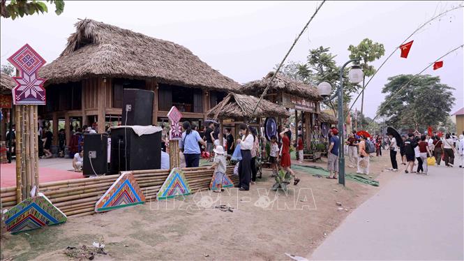 Các mô hình, tiểu cảnh trong trại được dàn dựng sáng tạo, thu hút người tham quan tại Khu Di tích lịch sử Đền Hùng. Ảnh: Hoàng Hùng – TTXVN