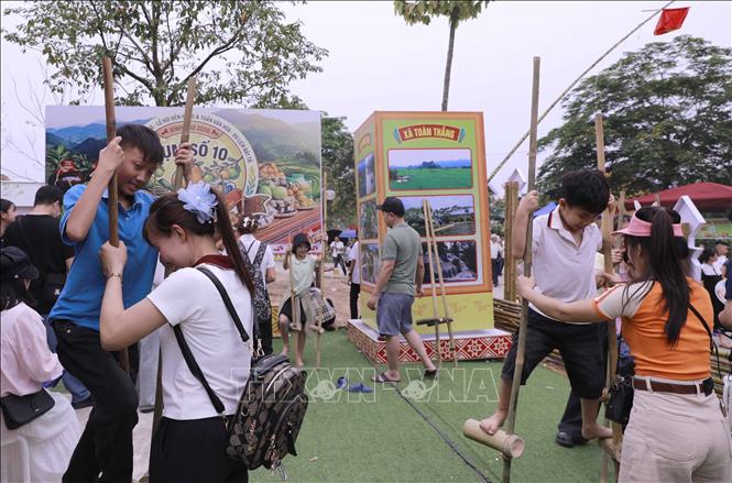 Trẻ em hào hứng tham gia trò chơi đi cà kheo tại Hội trại văn hóa ở Khu Di tích lịch sử Đền Hùng. Ảnh: Hoàng Hùng – TTXVN 