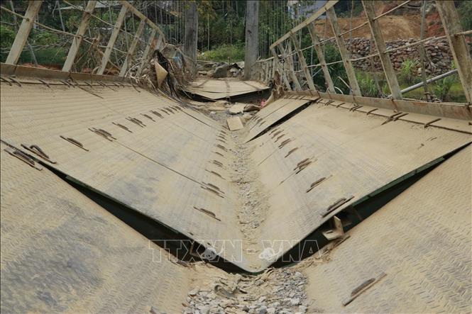 Mặt sàn cầu bị gãy gập khoảng 50m, biến dạng thành hình chữ V. Ảnh: Anh Thùy - TTXVN