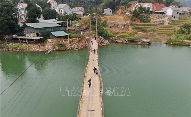Toàn cảnh cầu treo Khe Hóp từ trên cao bị hư hỏng nặng. Ảnh: Anh Thùy - TTXVN