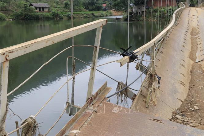 Người dân buộc tạm các đoạn lan can để giữ an toàn khi qua cầu. Ảnh: Anh Thùy - TTXVN