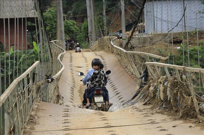 Do là cây cầu độc đạo nên hàng ngày học sinh vẫn chủ yếu đi về qua cầu treo này.  Ảnh: Anh Thùy - TTXVN