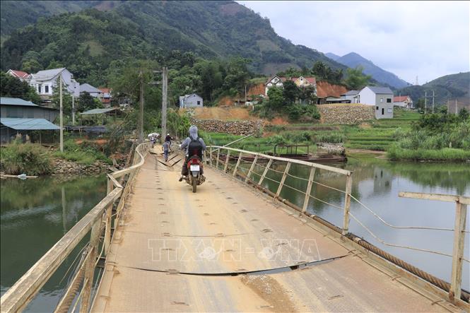 Cầu treo độc đạo bị hư hỏng không chỉ gây khó khăn, nguy hiểm cho việc đi lại, mà còn khiến kinh tế - xã hội của vùng bị ảnh hưởng nghiêm trọng. Ảnh: Anh Thùy - TTXVN