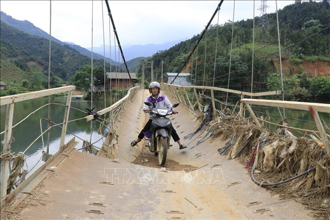Cầu treo Khe Hóp là cây cầu độc đạo duy nhất và cũng là phương tiện giao thông duy nhất của hơn 300 hộ dân.  Ảnh: Anh Thùy - TTXVN