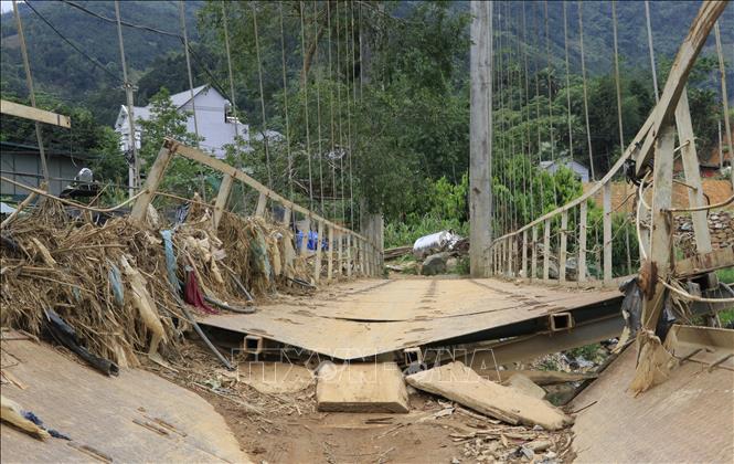 Nhiều điểm trên mặt cầu bị gãy gập khoảng 50m. Ảnh: Anh Thùy - TTXVN