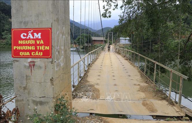 Tại 2 bên đầu cầu, chính quyền địa phương đã cắm biển nguy hiểm cấm người và phương tiện qua cầu.  Ảnh: Anh Thùy - TTXVN