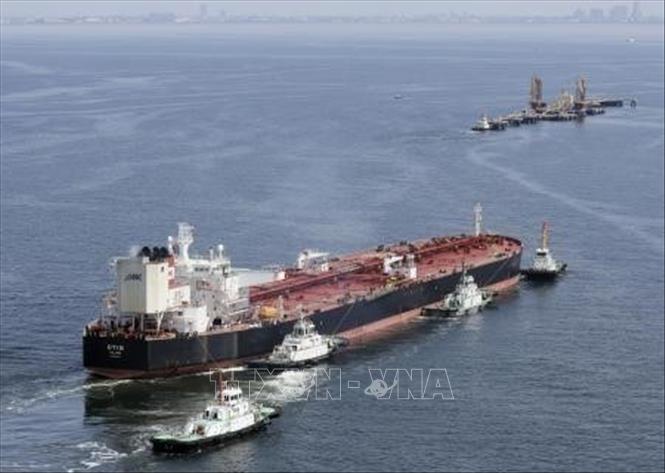 Tàu chở dầu của Mỹ cập cảng ở vịnh Tokyo, Nhật Bản ngày 26/4/2026. Ảnh: Kyodo/TTXVN