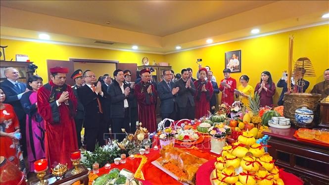 Các đại biểu dâng hưởng tướng nhớ các Vua Hùng trước bàn thờ Quốc Tổ. Ảnh: Trần Hải - PV TTXVN tại Nga