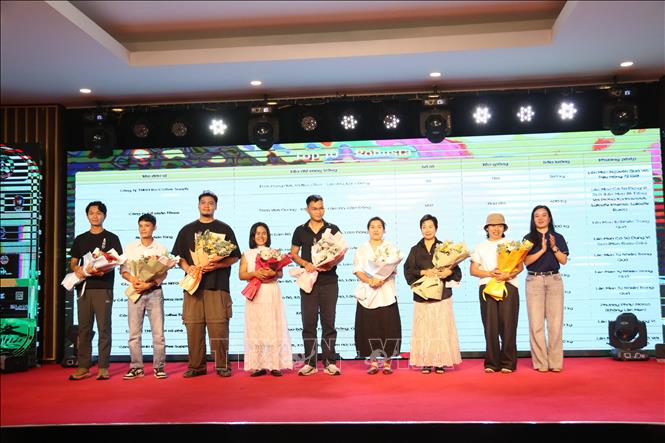 Tặng hoa cho Top 10 Robusta của cuộc thi. Ảnh: Hoài Thu – TTXVN