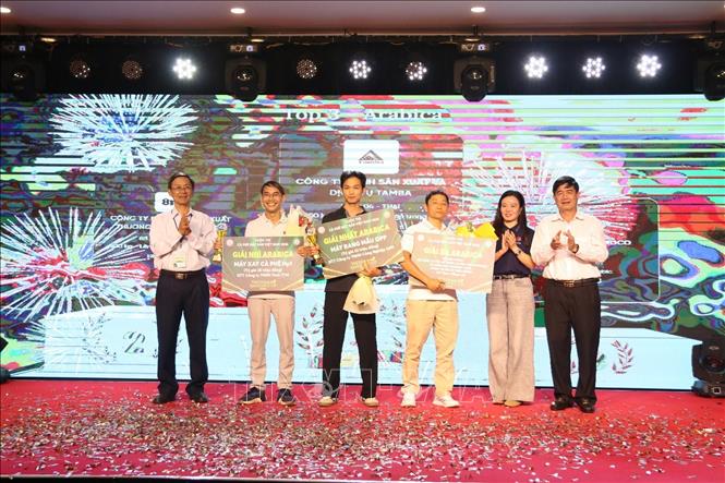 Trao giải Top 3 Arabica của cuộc thi. Ảnh: Hoài Thu – TTXVN