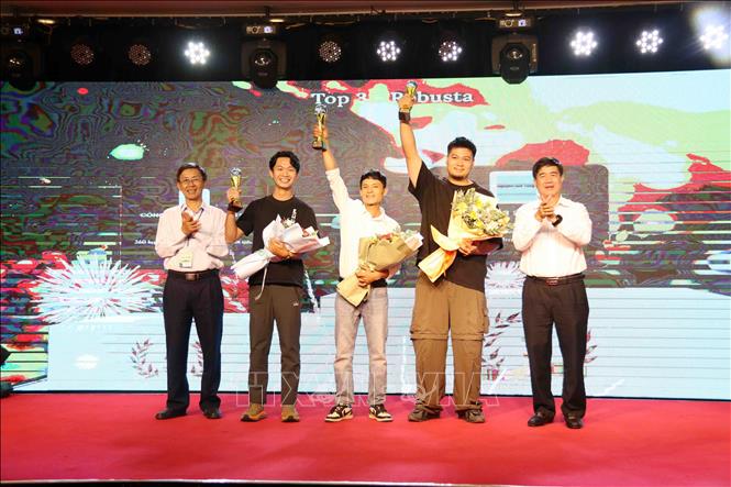 Vinh danh, trao giải Top 3 Robusta của cuộc thi. Ảnh: Hoài Thu – TTXVN