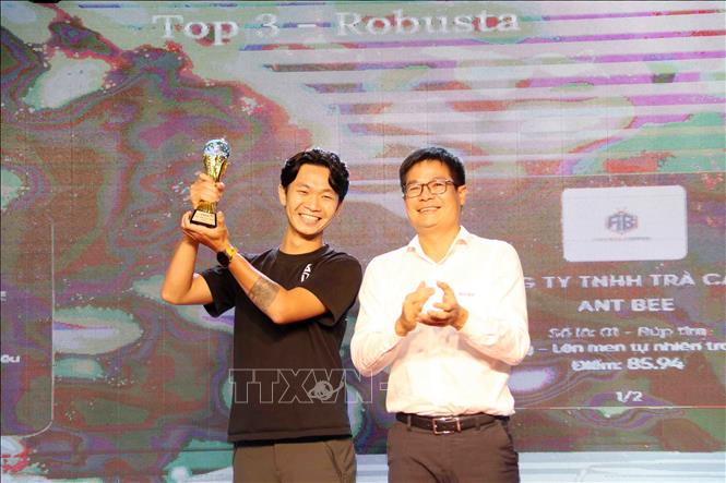 Công bố và trao giải cho mẫu Robusta được bình chọn yêu thích nhất. Ảnh: Hoài Thu – TTXVN