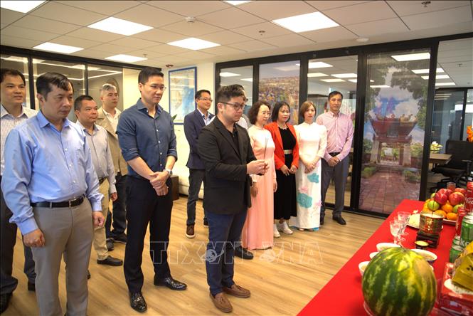 Các đại biểu thành kính dâng hương tưởng nhớ các Vua Hùng – những bậc tiền nhân có công dựng nước. Ảnh: Thanh Bình - PV TTXVN tại Israel