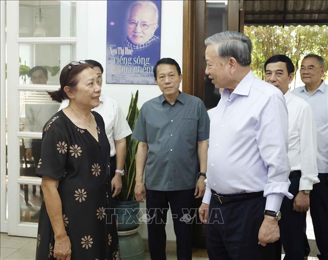 Tổng Bí thư, Chủ tịch nước Tô Lâm cùng Đoàn công tác của Trung ương thăm hỏi thân nhân gia đình Tổng Bí thư Nguyễn Văn Linh. Ảnh: Thống Nhất – TTXVN