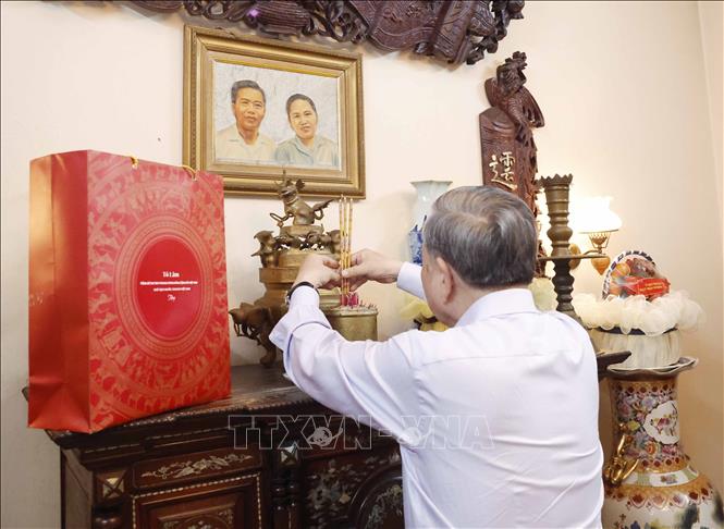 Tổng Bí thư, Chủ tịch nước Tô Lâm cùng Đoàn công tác của Trung ương đến dâng hương tưởng nhớ Chủ tịch Hội đồng Bộ trưởng Phạm Hùng. Ảnh: Thống Nhất – TTXVN