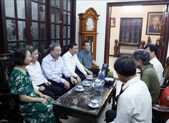Tổng Bí thư, Chủ tịch nước Tô Lâm cùng Đoàn công tác của Trung ương thăm hỏi thân nhân gia đình Chủ tịch Hội đồng Bộ trưởng Phạm Hùng. Ảnh: Thống Nhất – TTXVN