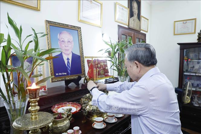 Tổng Bí thư, Chủ tịch nước Tô Lâm dâng hương tưởng nhớ Chủ tịch Hội đồng Nhà nước Võ Chí Công. Ảnh: Thống Nhất – TTXVN