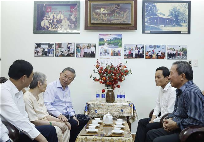 Tổng Bí thư, Chủ tịch nước Tô Lâm cùng Đoàn công tác của Trung ương thăm hỏi thân nhân gia đình Chủ tịch Hội đồng Nhà nước Võ Chí Công. Ảnh: Thống Nhất – TTXVN