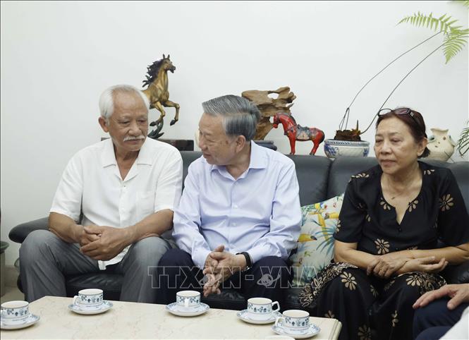 Tổng Bí thư, Chủ tịch nước Tô Lâm thăm hỏi thân nhân gia đình Tổng Bí thư Nguyễn Văn Linh. Ảnh: Thống Nhất – TTXVN