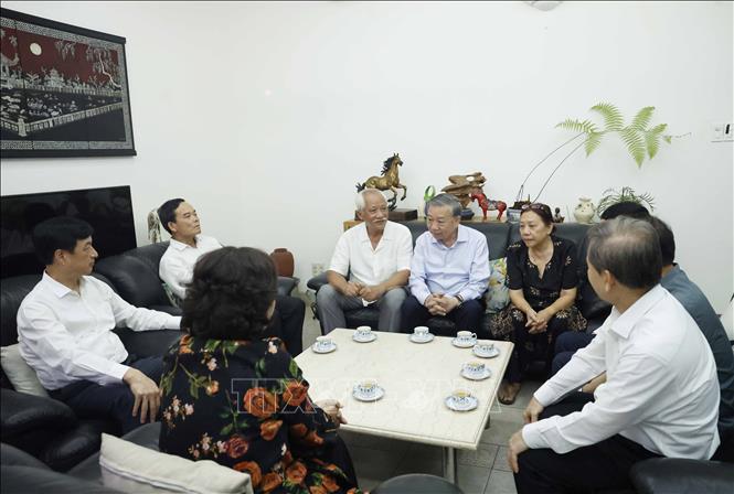 Tổng Bí thư, Chủ tịch nước Tô Lâm cùng Đoàn công tác của Trung ương thăm hỏi thân nhân gia đình Tổng Bí thư Nguyễn Văn Linh. Ảnh: Thống Nhất – TTXVN