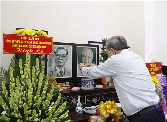 Tổng Bí thư, Chủ tịch nước Tô Lâm dâng hương tưởng nhớ Tổng Bí thư Nguyễn Văn Linh. Ảnh: Thống Nhất – TTXVN