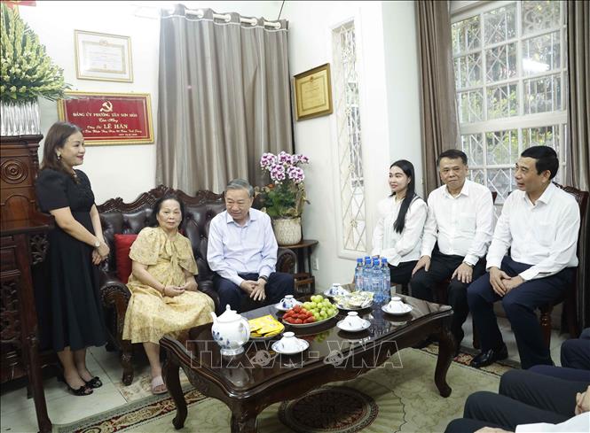 Tổng Bí thư, Chủ tịch nước Tô Lâm cùng Đoàn công tác của Trung ương thăm hỏi thân nhân gia đình Tổng Bí thư Lê Duẩn. Ảnh: Thống Nhất – TTXVN