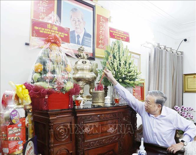 Tổng Bí thư, Chủ tịch nước Tô Lâm dâng hương tưởng nhớ Tổng Bí thư Lê Duẩn. Ảnh: Thống Nhất – TTXVN
