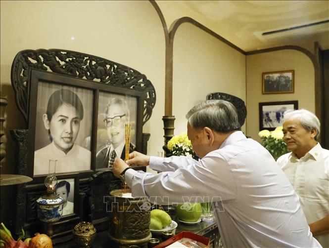 Tổng Bí thư, Chủ tịch nước Tô Lâm dâng hương tưởng nhớ Thủ tướng Chính phủ Võ Văn Kiệt. Ảnh: Thống Nhất – TTXVN
