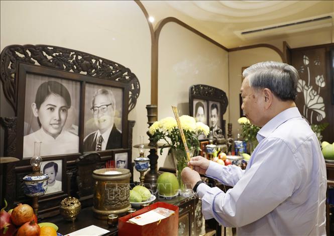 Tổng Bí thư, Chủ tịch nước Tô Lâm dâng hương tưởng nhớ Thủ tướng Chính phủ Võ Văn Kiệt. Ảnh: Thống Nhất – TTXVN