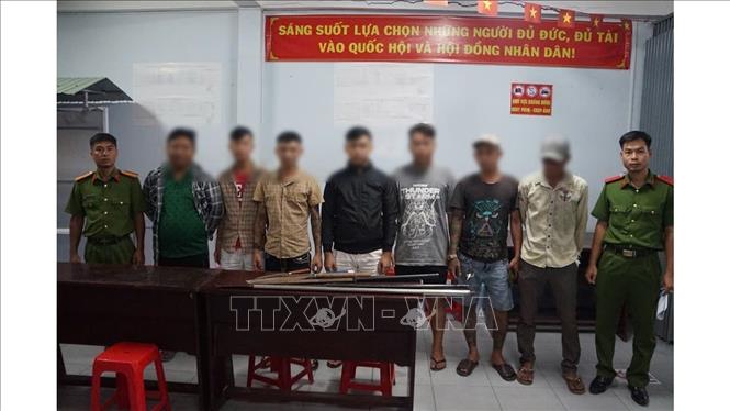 Được sự tuyên truyền, vận động tích cực từ chính quyền địa phương và lực lượng Công an, thanh thiếu niên tự nguyện đến Công an xã Thạnh Xuân để giao nộp hung khí. Ảnh: TTXVN phát