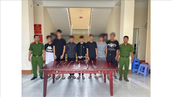 Được sự tuyên truyền, vận động tích cực từ chính quyền địa phương và lực lượng Công an, thanh thiếu niên tự nguyện đến Công an xã Thạnh Xuân để giao nộp hung khí. Ảnh: TTXVN phát