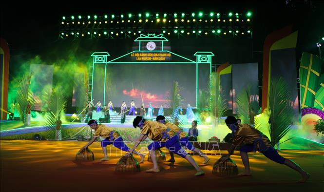 Tiết mục nghệ thuật thể hiện văn hóa sông nước miền Tây. Ảnh: Hồng Thái – TTXVN