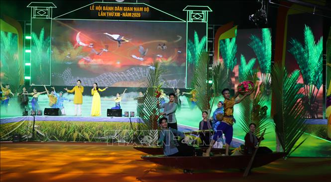 Tiết mục nghệ thuật thể hiện văn hóa sông nước miền Tây. Ảnh: Hồng Thái – TTXVN