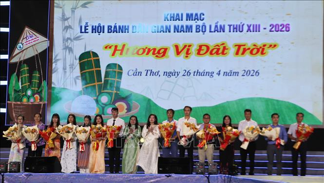 Lãnh đạo thành phố tặng hoa cảm ơn các đơn vị tài trợ. Ảnh: Hồng Thái – TTXVN