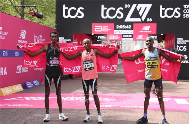 Vận động viên người Kenya Sabastian Sawe (giữa) sau khi hoàn thành quãng đường 42km với thời gian 1:59:30 trong giải chạy Marathon London, Anh ngày 26/4/2026. Ảnh: THX/TTXVN