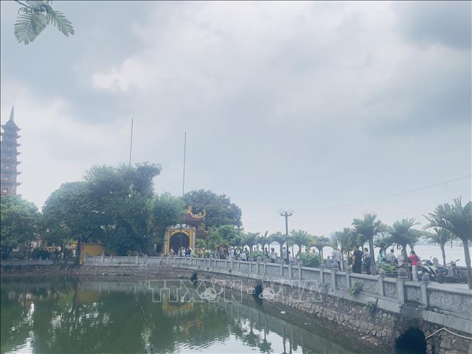 Tran Quoc Pagoda is a popular destination in Hanoi chosen by many visitors. Photo: Tuyet Mai – VNA