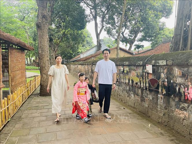 Young international tourists visit Temple of Literature, the first university inVietnam. Photo: Tuyet Mai – VNA